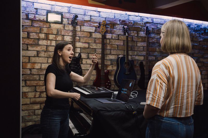 Zajęcia wokalne z profesjonalnym trenerem i pianist w studio nagrań. Nauka emisji głosu, ćwiczenia dykcyjne, praca z mikrofonem. W centrum Krakowa.